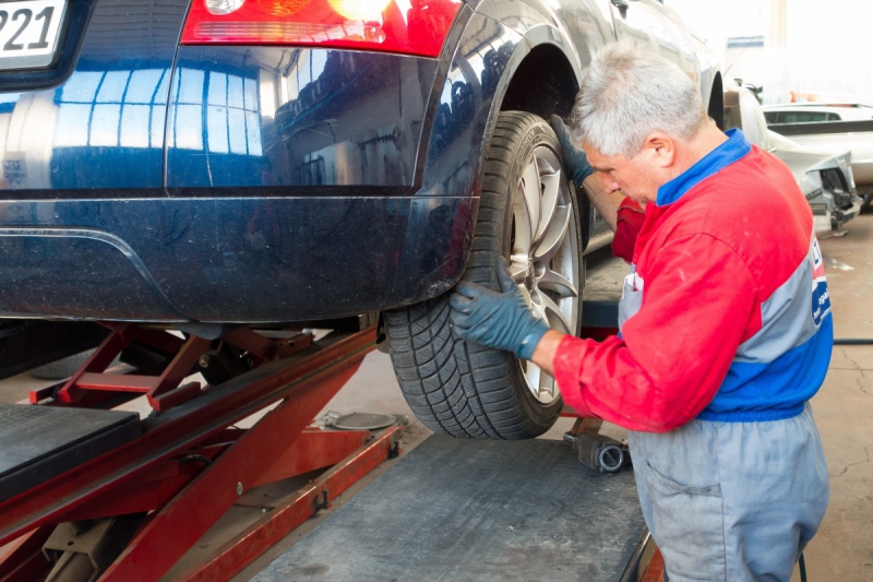 vitrine-REVEST LES ROCHES-min_auto_repair_repair_lift_auto_mechanic_work_clothes_master_professional_man_of_the_fold-685629