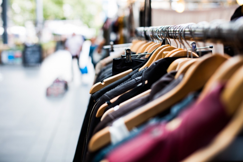 vitrine-REVEST LES ROCHES-min_blur_close_up_focus_hanger_jacket_market_people_rack-1176303