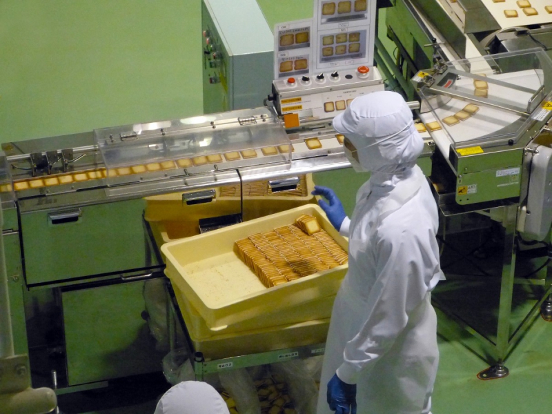 vitrine-REVEST LES ROCHES-min_japan_sapporo_chocolate_factory_label_packaging_cookie_machine_operator-961505