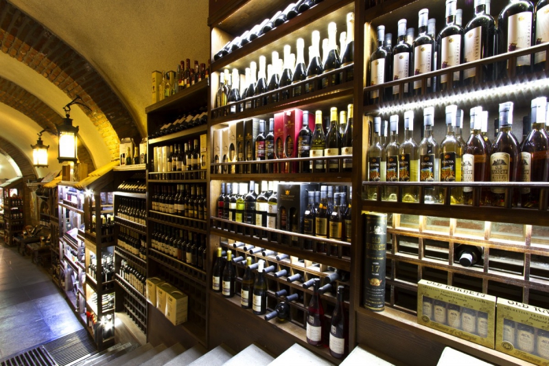 vitrine-REVEST LES ROCHES-min_world_street_travel_shop_canon_georgia_wine_bottles-429767